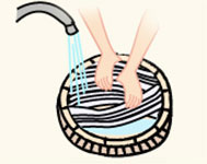 イラスト・麺を水道蛇口から流れ出る水で洗っている